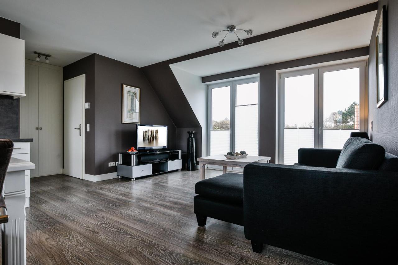 Lee Apartment *